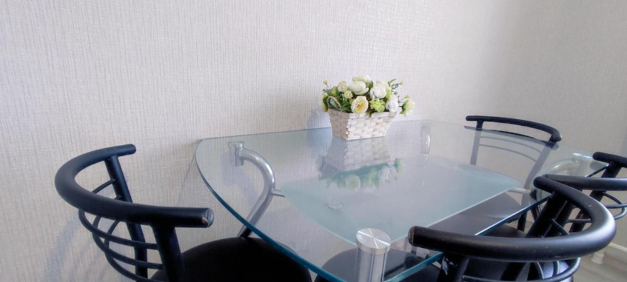 Large Apartment Near The Airport And City Center キシナウ エクステリア 写真