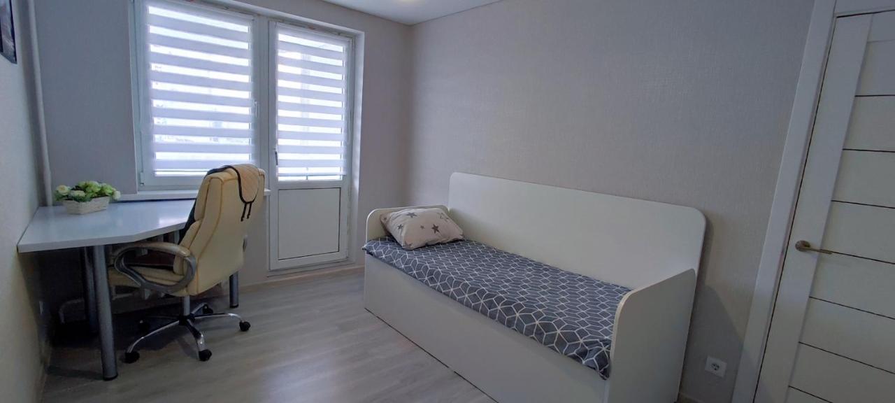 Large Apartment Near The Airport And City Center キシナウ エクステリア 写真