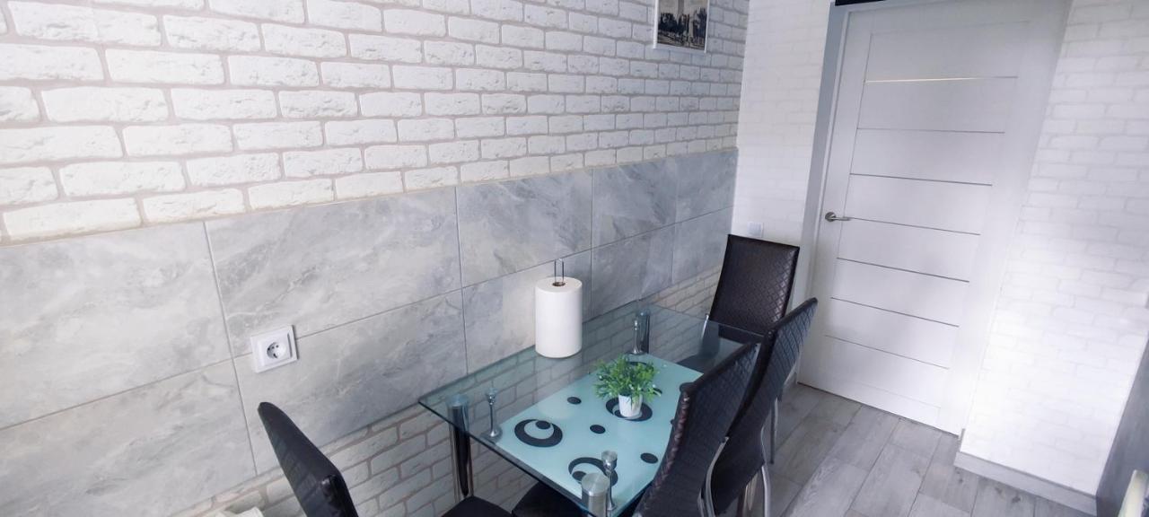 Large Apartment Near The Airport And City Center キシナウ エクステリア 写真