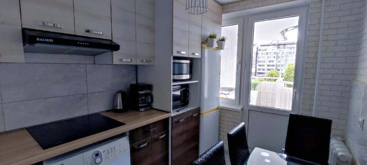 Large Apartment Near The Airport And City Center キシナウ エクステリア 写真