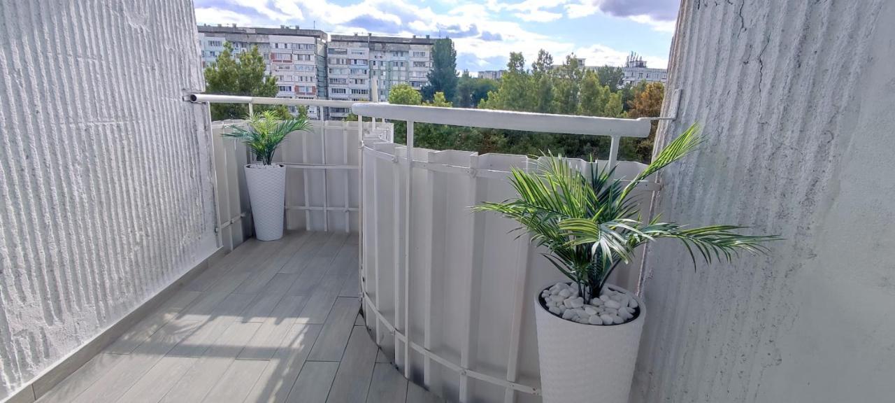 Large Apartment Near The Airport And City Center キシナウ エクステリア 写真