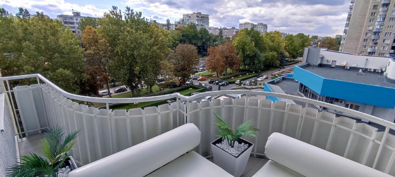 Large Apartment Near The Airport And City Center キシナウ エクステリア 写真
