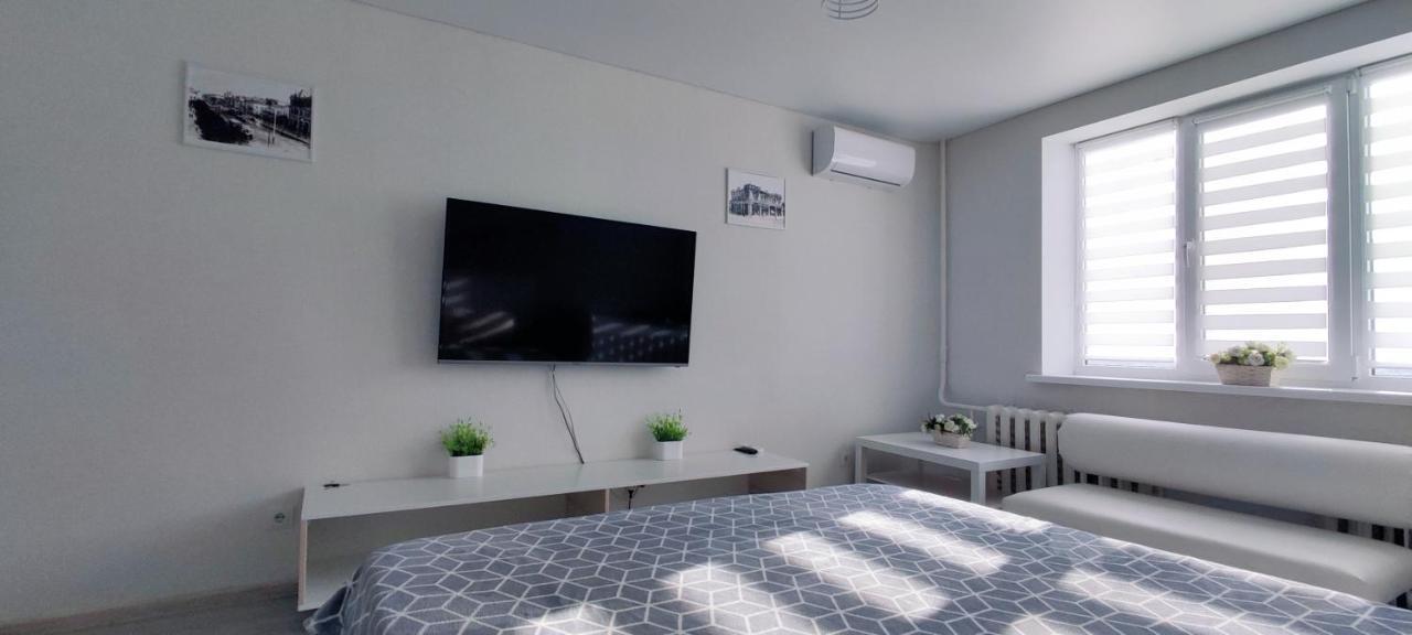 Large Apartment Near The Airport And City Center キシナウ エクステリア 写真